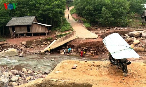 Des milliers de maisons inondées à Ha Tinh et Quang Binh - ảnh 9